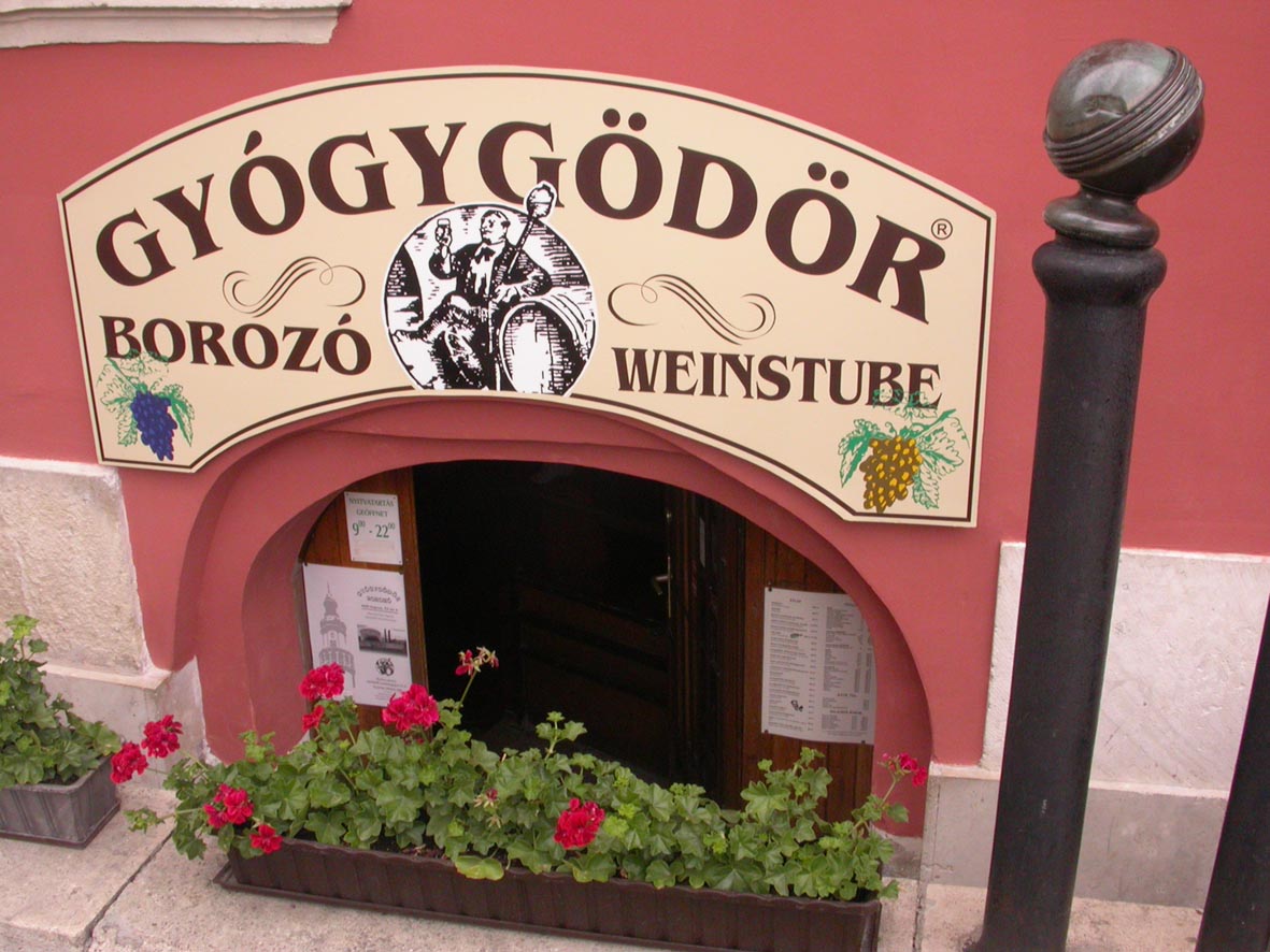 Gyógygödör_bejárat_Sopron_találkozóhely_szerző_polgár ágnes_www.szoknyaesnadrag.hu