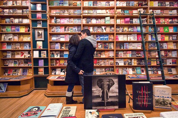 Beleereszkedni a szerelembe áldozatok nélkül-Csók a könyvesboltban