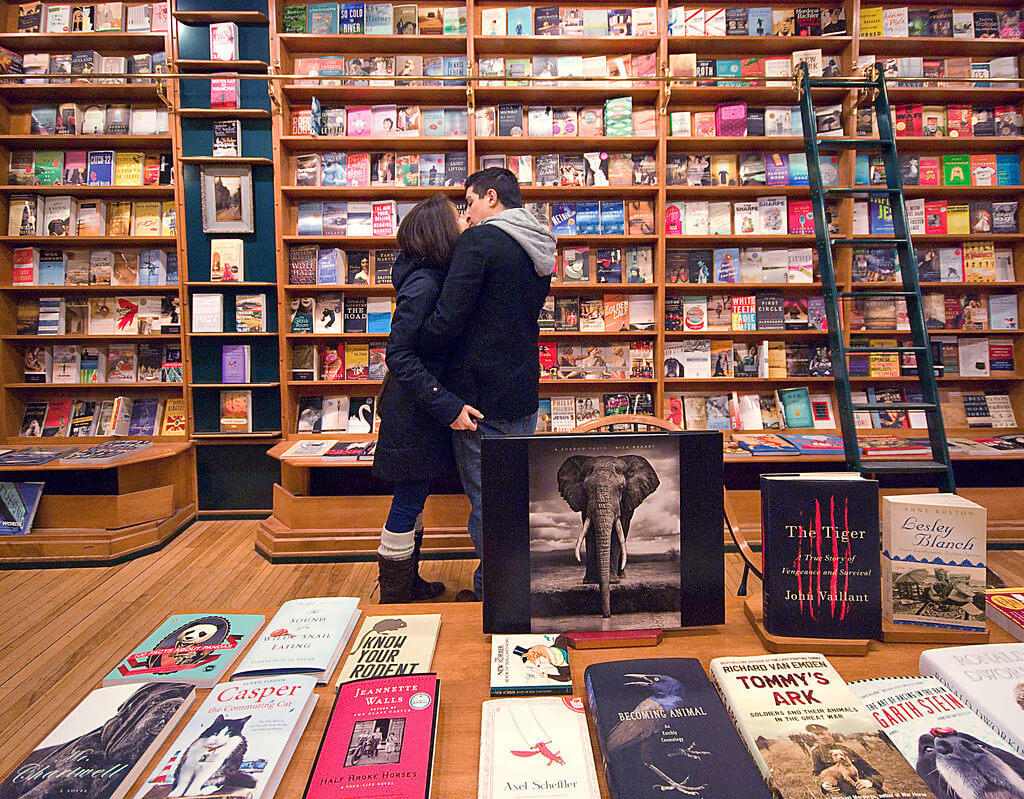 Beleereszkedni a szerelembe áldozatok nélkül-Csók a könyvesboltban
